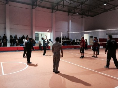 Tufanbeyli'de Voleybol Turnuvası Sona Erdi