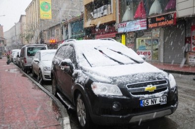Van'da lapa lapa kar yağışı