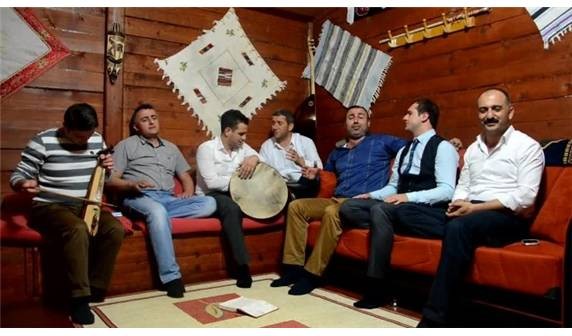 Oflu gençlerden Bakan Çelik'e kemençeli türkü