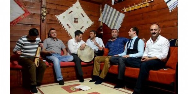 Oflu gençlerden Bakan Çelik'e kemençeli türkü