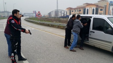 Düzce'de Polis Yola Kapan Atarak Soyguncuların Aracını Durdurdu