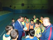 İSMAIL AYNUR - Genç Hentbolcuların Antrenmanını İl Müdürü Ziyaret Etti