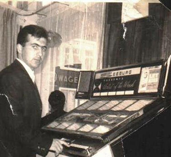 Cep telefonu ve kıyafetleriyle gömüldü