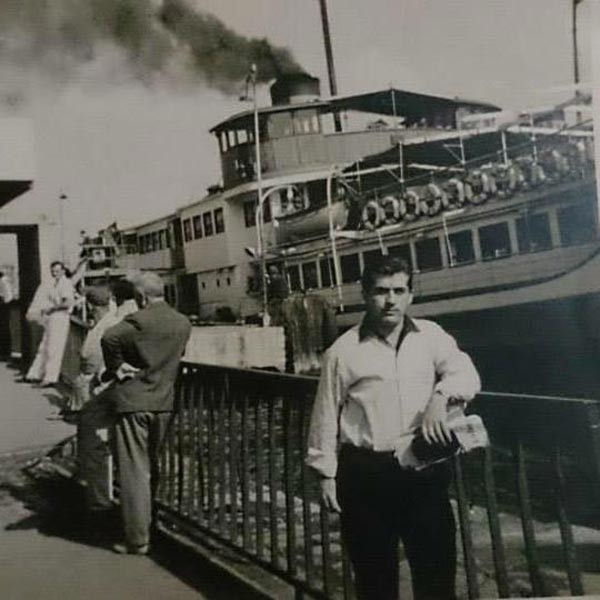 Cep telefonu ve kıyafetleriyle gömüldü