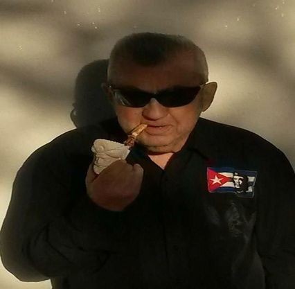 Cep telefonu ve kıyafetleriyle gömüldü