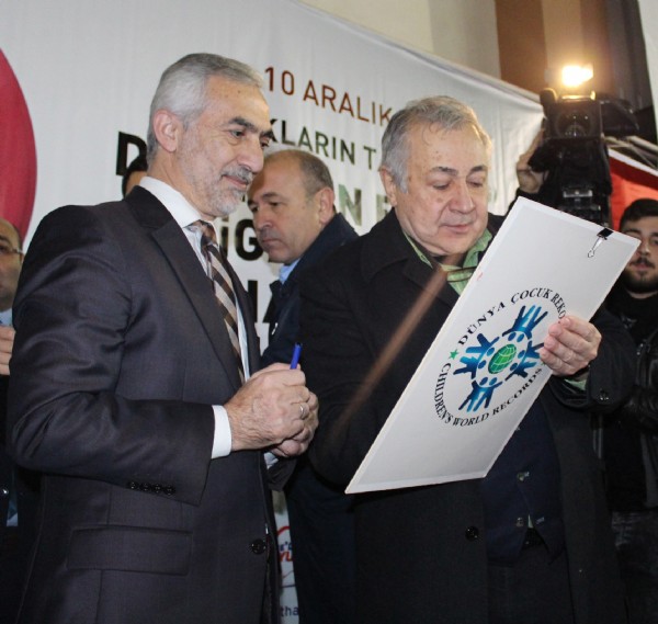 970 Çocukla Sigara İçilmez Levhası Tasarlama Rekoru Kırıldı