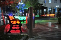 KUĞULU PARK - Karaman'da Kuğulu Park'a Işıklı Mobilyalar Yerleştirildi
