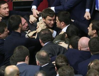 Ukrayna Parlamentosu'nda gerginlik