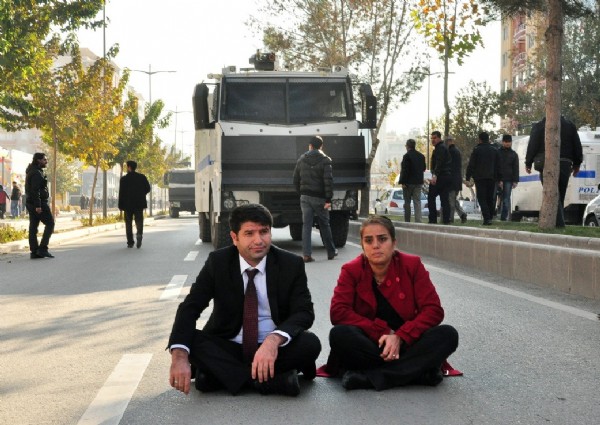 HDP'li vekilden polise ağır hakaret