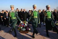 GÜRCİSTAN CUMHURBAŞKANI - Cumhurbaşkanı Erdoğan, Türkmenistan'da Tarafsızlık Anıtına Çelenk Koydu