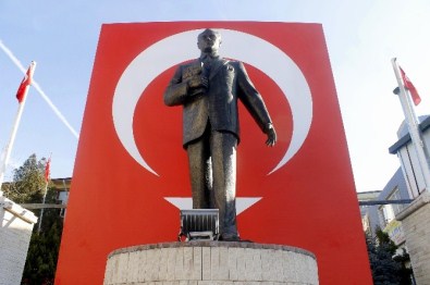 Emirdağ Belediyesi Atatürk Heykeline Türk Bayrağı İle Süsledi