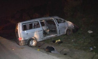 İzmir'de Minibüs İle Otomobil Çarpıştı Açıklaması 2 Ölü, 12 Yaralı