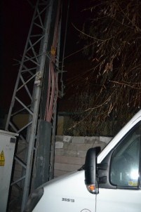 Kurşunlanan Minibüsten Seken Kurşun Elektrik Trafosuna İsabet Etti, Mahalle Karanlığa Gömüldü