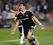 LUKAS PODOLSKI - Derbide Gözler Gomez Ve Podolskı'de