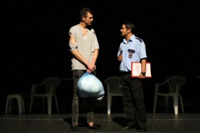 Maltepe'de 'Dikkat Sayım İçerde' Oyunu Tiyatroseverlerle Buluştu