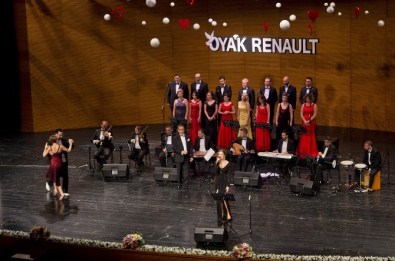 OYAK Renault Çalışanları 2015 Yılını Şarkılarla Uğurladı