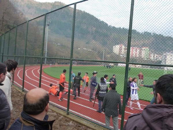 Maçta hakemin dişlerini kırdılar