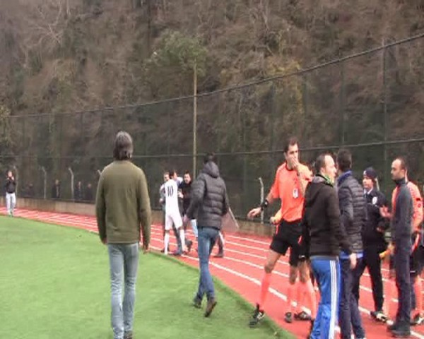 Maçta hakemin dişlerini kırdılar