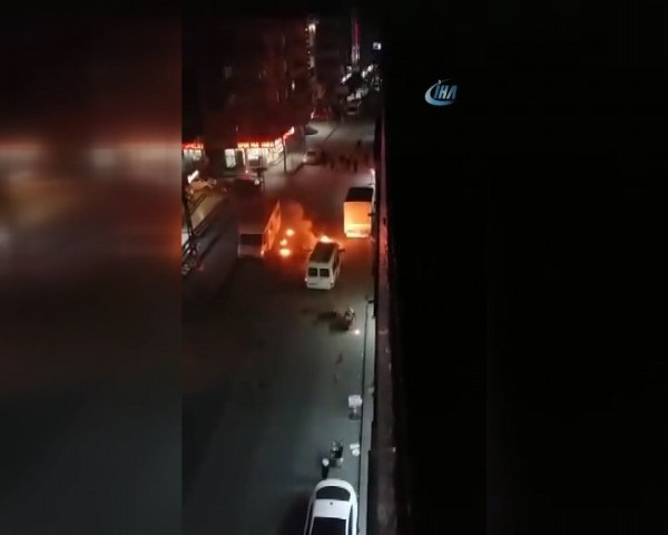 PKK yandaşları park halindeki araçları ateşe verdi