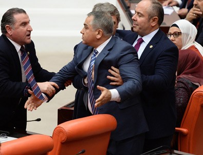 Meclis'te AK Parti - CHP gerginliği