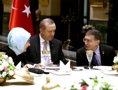 Sancar onuruna akşam yemeği