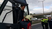 TEM OTOYOLU - Yolcu Otobüsü Kaza Yaptı, TEM Kilitlendi