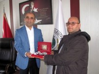 İBRAHIM ÖZKAN - Başkan Özdemir'den Arabanlı Gurbetçiye Plaket