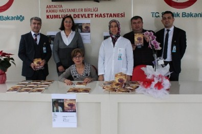 Çalıştığı Hastanede Yazdığı Kitap İçin İmza Günü Düzenledi