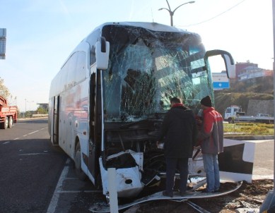 Otobüs İle Kamyonet Çarpıştı Açıklaması 3 Yaralı