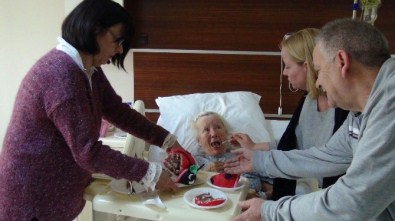 İsviçreli Hastaya Hastanede Doğum Günü Kutlaması