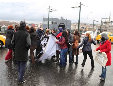 Eylemcilere müdahale eden vatandaşa şemsiyeli saldırı