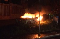 HURDA OTOMOBİL - Park Halindeki Otomobil Alev Alev Yandı