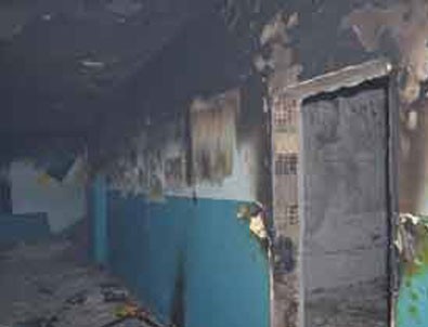 PKK'lılar Cizre'de 2 okulun çatısını yaktı