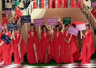 Ukraynalı Canlı Barbıe Lukyanova'dan Podyumda Barış Mesajı