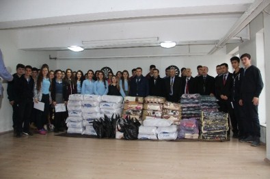Anadolu Lisesi Öğrencileri Topladığı Yardımları Kızılay'a Teslim Etti