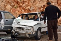 DEMRE - Antalya'da İki Otomobil Çarpıştı Açıklaması 2 Yaralı