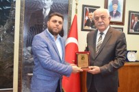 EHLIBEYT - Belediye Başkanına Plaket Verdi, Cemaat İle Başı Derde Girdi