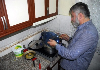 Felçli Eşi Ve Şeker Hastası Kızına Bakmak İçin Evin Bütün Yükünü Omuzluyor