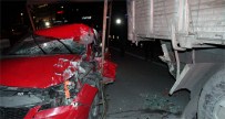 MUSTAFA ÜNALDı - Park Halindeki Kamyona Çarpan Sürücü Yaralandı