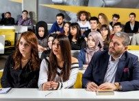 BABAM VE BEN - Bu Üniversitenin Başkanı, Danışmanlarını Öğrencilerden Seçiyor