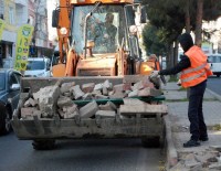 DİYARBAKIR VALİLİĞİ - Göstericiler Söktü, Karayolları Ekipleri Topladı