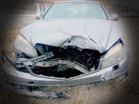 Otomobil Aydınlatma Direğine Çarptı Açıklaması 2 Yaralı