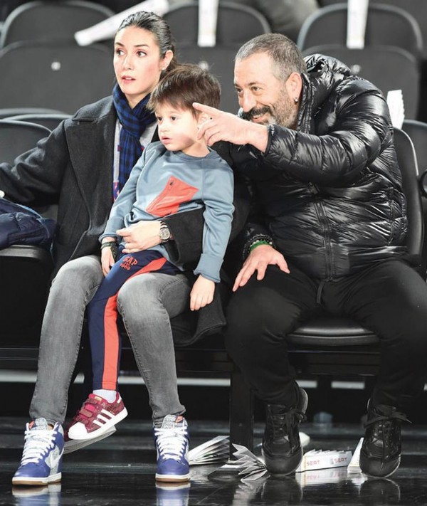 Cem Yılmaz ve Ahu Yağtu basket maçında