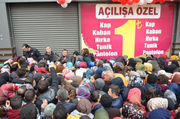 Konya'da 1 liralık kıyafet izdihamı