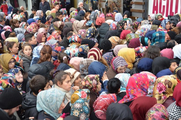 Konya'da 1 liralık kıyafet izdihamı