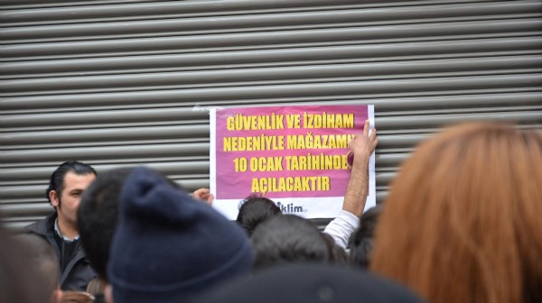 Konya'da 1 liralık kıyafet izdihamı