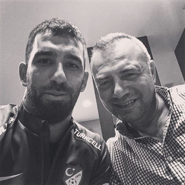 Kardeşi oyuncu oldu