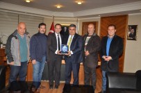 Anfoder'den Başkan Özgüven'e Plaket