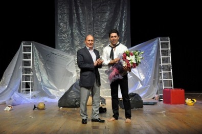 Emre Kınay'ın TEK Perdelik Oyunu Büyük Beğeni Topladı