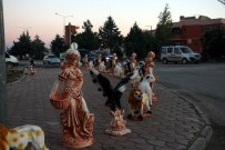 İLGİNÇ GÖRÜNTÜ - Yol Kenarındaki Satılık Biblolar, İlginç Görüntüye Sahne Oldu